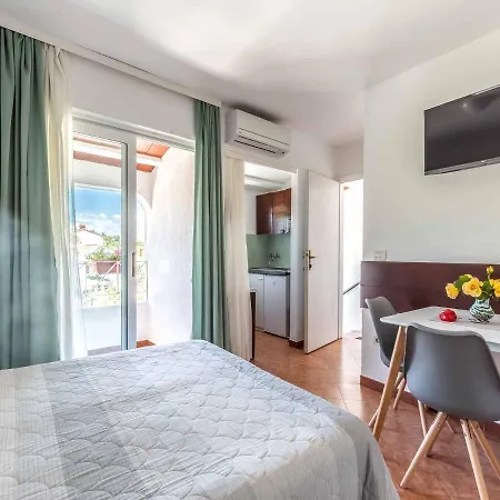 Radan - Near Brulo Beach Apartment Porec